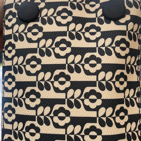 Orla Kiely Printed Pebble Grain Shoulder Bag Gondola Stem in a Vase - Picture 10 of 11